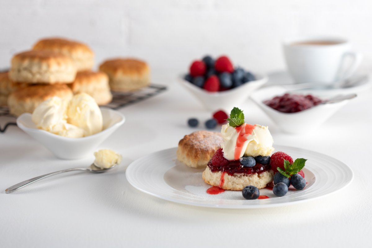 DevonCreamCo's tweet photo. To mark the first day of #autumn, treat yourself to a traditional British cream tea with our Devon #ClottedCream! 🍁๋࣭🍂

The air is getting crisper, and what better way to warm up than with a hot pot of tea and fresh scones with luxuriously thick, spoonable clotted cream. https://t.co/pMpSdROTGQ