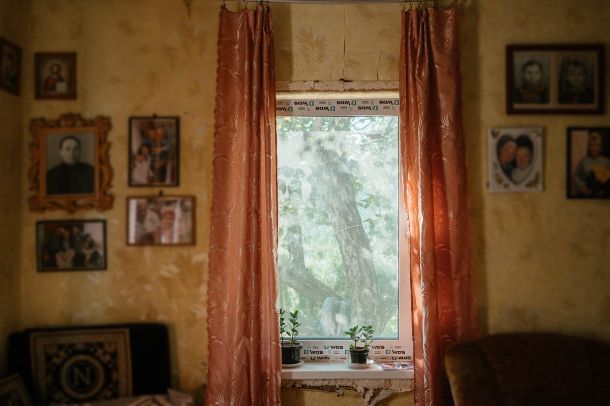 DRCinUA's tweet photo. 💬"We evacuated and when got back, we saw a damaged house, a burnt barn &amp; destroyed fence," shares Svitlana, whose home was affected by shelling.

With DRC &amp; EU (@echo_Europe) support, 400+ families have repaired their homes in #Chernihiv &amp; Oblast, with ˂70 to receive assistance. https://t.co/U6m9ZPgrnZ