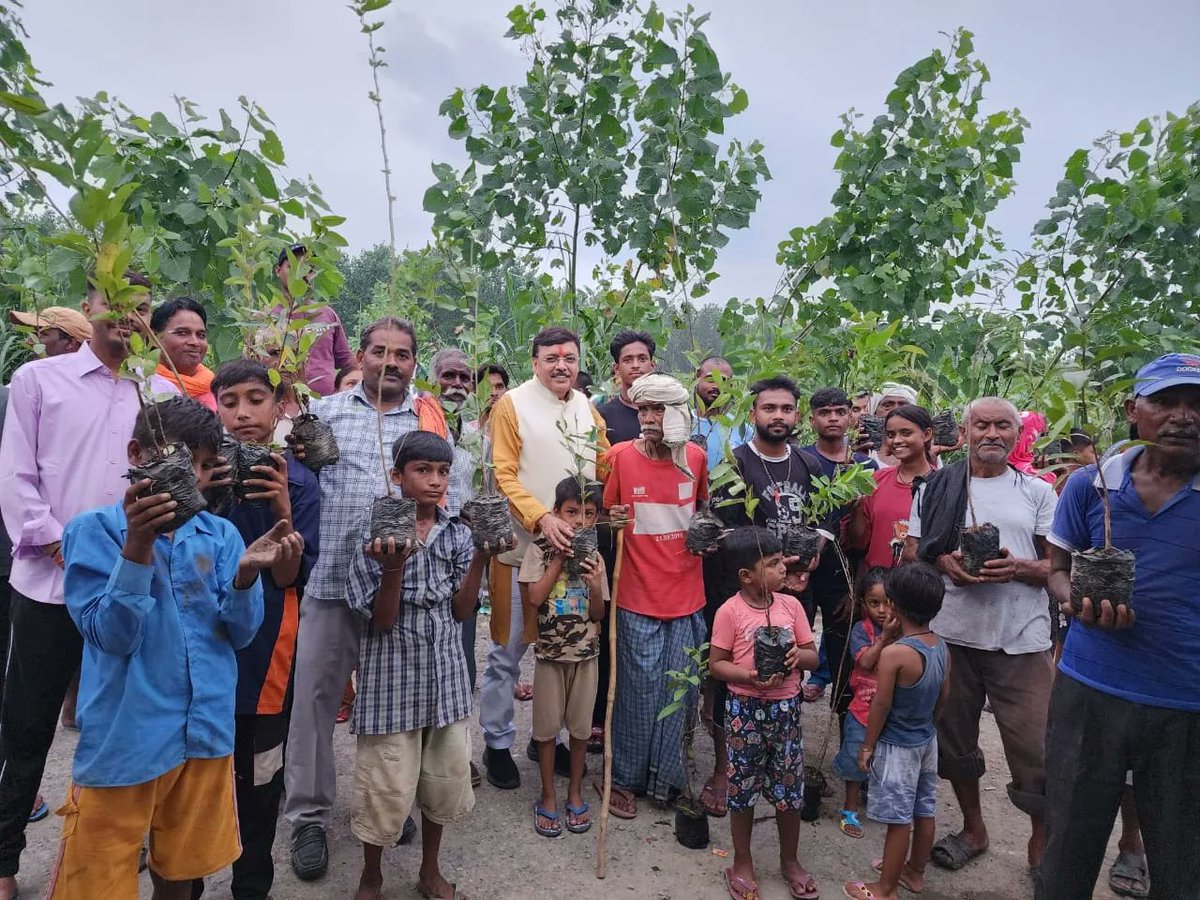 RsRajeshShukla's tweet image. सेवा सप्ताह के अंतर्गत ग्राम आनंदपुर कालोनी में आयोजित कार्यक्रम में &quot;एक पेड़ मां के नाम&quot; अभियान के क्रम में उपस्थित समस्त ग्रामीणों को एक एक पौधा भेट किया!!
#SevaSaptah #EkPedMaaKeNaam #RajeshShukla #GreenIndia #EnvironmentalProtection