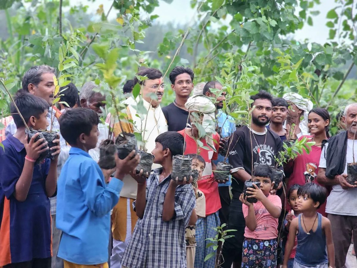 RsRajeshShukla's tweet image. सेवा सप्ताह के अंतर्गत ग्राम आनंदपुर कालोनी में आयोजित कार्यक्रम में &quot;एक पेड़ मां के नाम&quot; अभियान के क्रम में उपस्थित समस्त ग्रामीणों को एक एक पौधा भेट किया!!
#SevaSaptah #EkPedMaaKeNaam #RajeshShukla #GreenIndia #EnvironmentalProtection