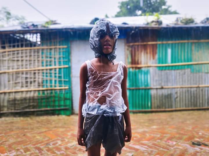 ayubkhan_dkl's tweet photo. Rohingya boy enjoying the rain wearing plastic designed clothing. He made them by himself with plastic picked up from the streets.
#dreams
#refugeestories
#rohingyafuture
#hopeful
#streetphotography
@ayubkhan_dkl https://t.co/RXUUuond7I