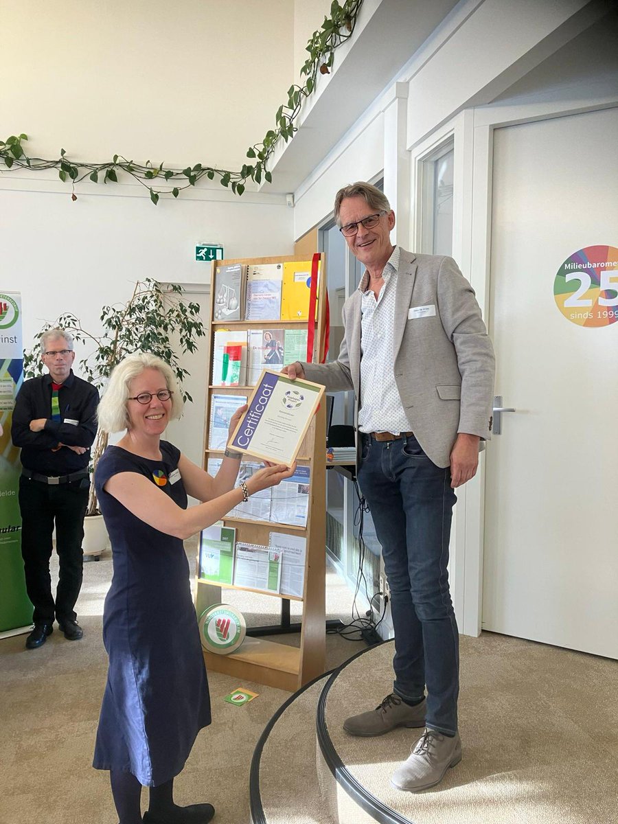 De #Milieubarometer bestaat 25 jaar! Afgelopen donderdag werd dit feestelijk gevierd op het kantoor van <a href="/Stimular/">Stichting Stimular</a> in Rotterdam 🎉 Als dank voor de fijne samenwering, overhandigde Jaap de Vries het allereerste Koploper-erecertificaat aan Willemien Troelstra.
