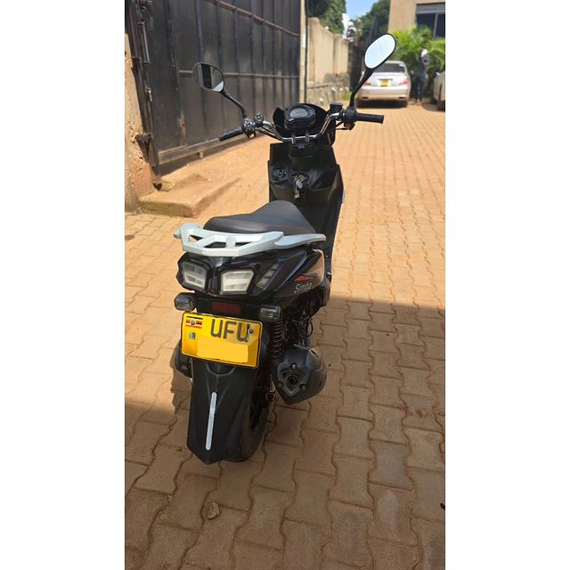 Simba Rover Scooter 150cc
Original price: 5.8m
Selling price: 3.9m
Owned for 1 year | Mileage: 10,006km | 4 stroke | Automatic CVT | USB charger | Serviced, just ride
Complimentary: Helmet, Rain Coat,  Reflector Vest
Pickup: Buwate, Kungu
Contact: 0776266266