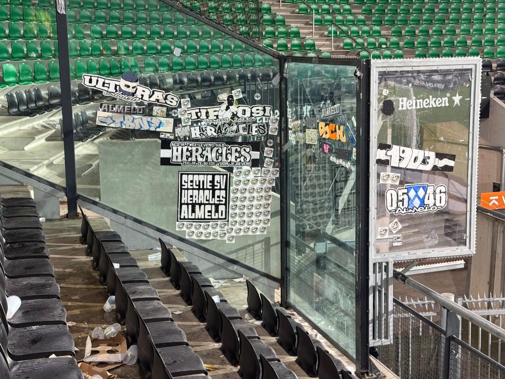 1jour1stick's tweet photo. Clairement on kiffe les #stickDIY côté Héraclès Almelo!
Ça permet des #StickXXL https://t.co/ThLgQERUOP
