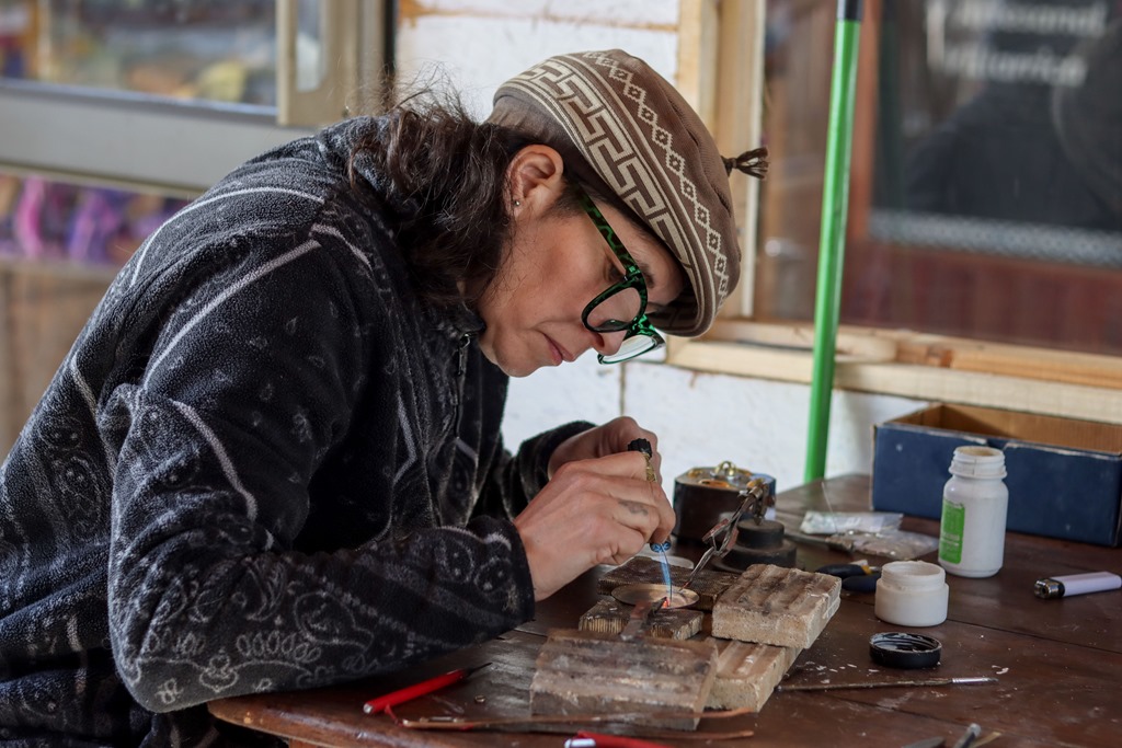 Personas mapuche de Villarrica luchan por conservar su cultura a través de la artesanía tradicional dlvr.it/TDZ34h