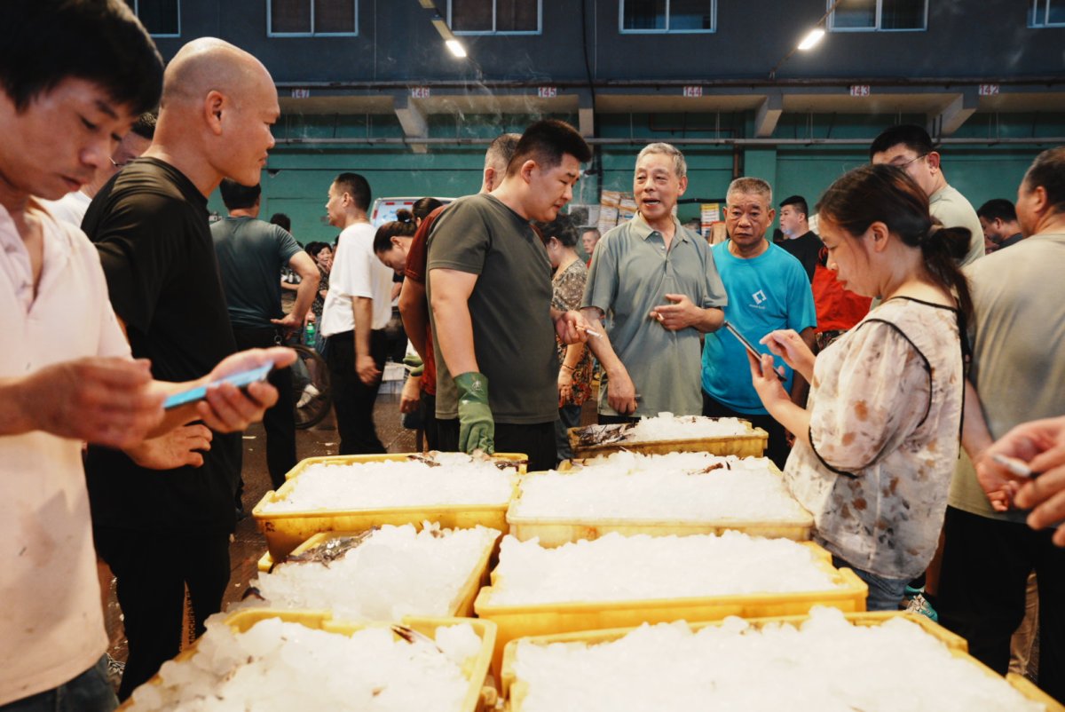 siqin1997's tweet photo. On Sept 21, the first catch after the #fishing ban in the East China Sea arrived at the #Ningbo Marine Products Wholesale Markets, totaling about 300 tons🐟, mainly consisting of pomfret, hairtail, eel, and flatfish.
#sea #fishinglife #market #seafood https://t.co/duRSgejNbw