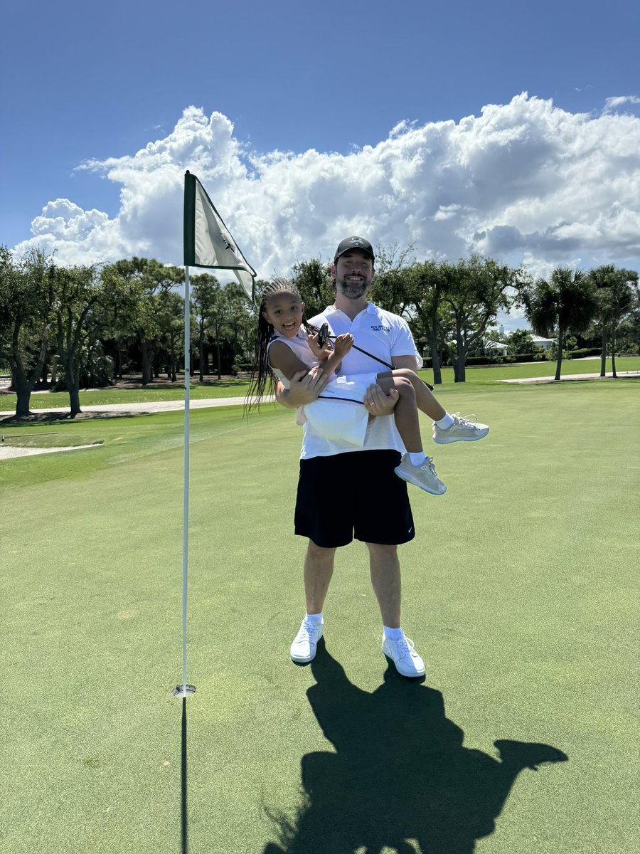 alexisohanian's tweet photo. She got a bogey! #DaddyCaddy https://t.co/XoAoTwyioH
