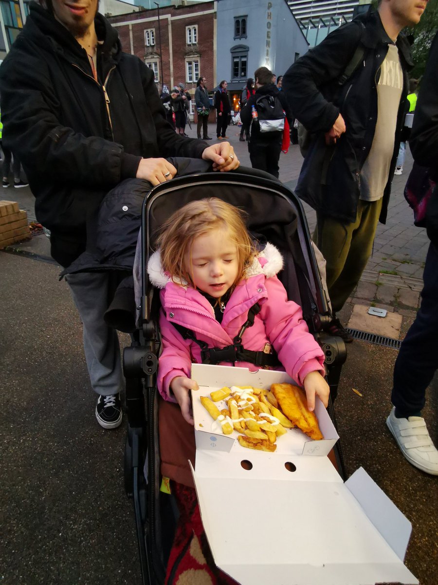 fth_BRISTOL's tweet photo. Feeding comfort food to 130+ homeless last night, all food donated by Josh Eggleton, with Chris's Food Truck cooking up a storm!! https://t.co/JeOehr15ss