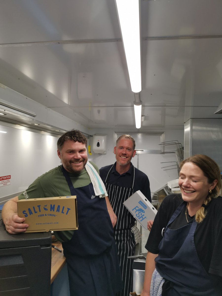 fth_BRISTOL's tweet photo. Feeding comfort food to 130+ homeless last night, all food donated by Josh Eggleton, with Chris's Food Truck cooking up a storm!! https://t.co/JeOehr15ss
