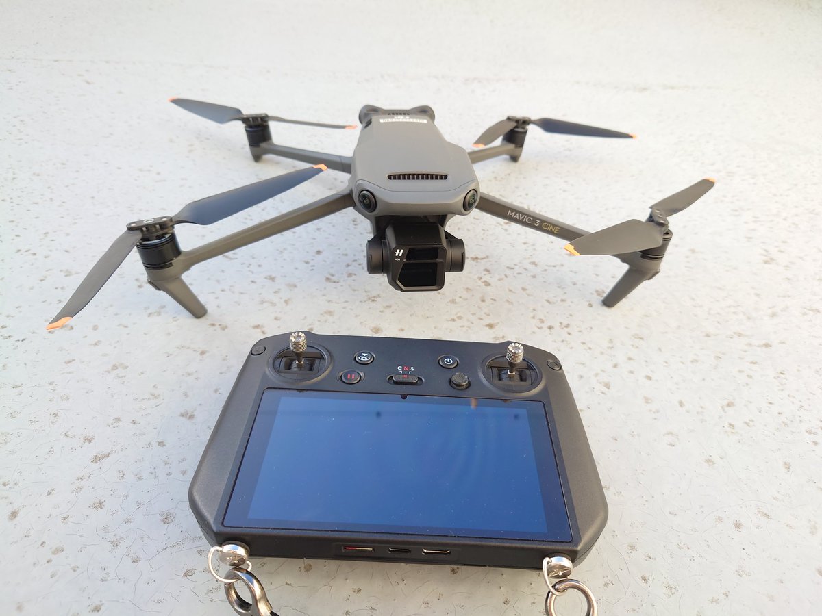 masanii_drone's tweet photo. 明日の空撮機を整備・点検中❗️
明日は建物の外観と屋内の撮影あり、
DJI Mavic 3 Cine と Mini 2 の出番です。
ブチ贅沢な Mini2+スマート送信機の組合せ✌
#矢沢永吉, #永ちゃん, #ドローン, #空撮映像, #ロードバイク, #写真好き, #M3C, #Mini2 https://t.co/BYFK2SWxga