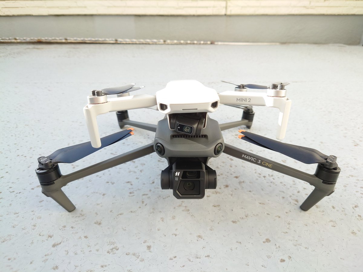masanii_drone's tweet photo. 明日の空撮機を整備・点検中❗️
明日は建物の外観と屋内の撮影あり、
DJI Mavic 3 Cine と Mini 2 の出番です。
ブチ贅沢な Mini2+スマート送信機の組合せ✌
#矢沢永吉, #永ちゃん, #ドローン, #空撮映像, #ロードバイク, #写真好き, #M3C, #Mini2 https://t.co/BYFK2SWxga