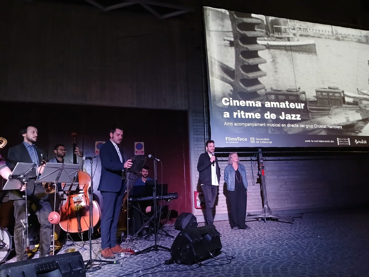 filmotecacat's tweet photo. Ahir el vespre celebràvem la sessió de #ASeasonOfClassicFilms de @acefilmeu a la plaça Salvador Seguí plena de gom a gom.
Una selecció de curts amateurs catalans musicats per la banda de jazz Croscat Ramblers va ser una magnífica manera de participar en #LaMercè @bcncultura https://t.co/2sLAMk0PS9
