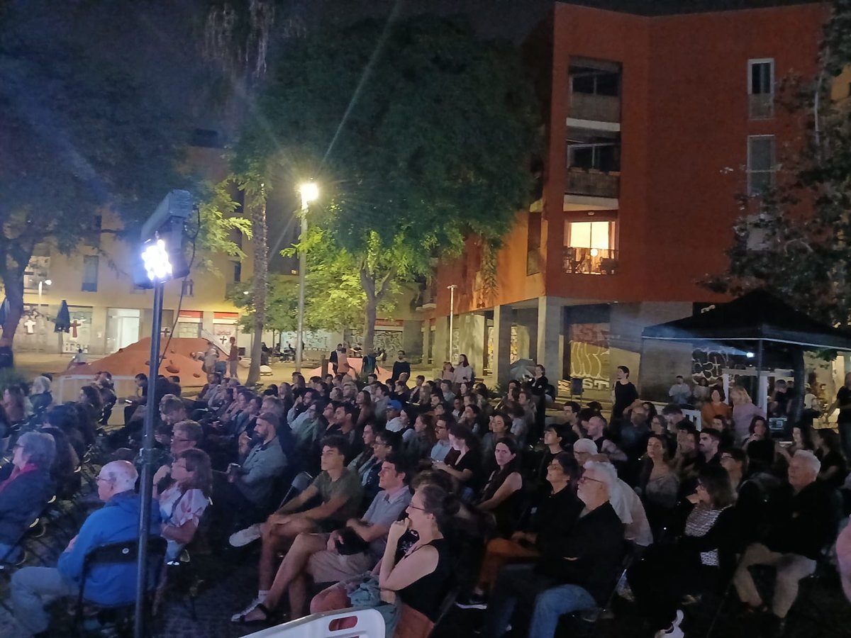 filmotecacat's tweet photo. Ahir el vespre celebràvem la sessió de #ASeasonOfClassicFilms de @acefilmeu a la plaça Salvador Seguí plena de gom a gom.
Una selecció de curts amateurs catalans musicats per la banda de jazz Croscat Ramblers va ser una magnífica manera de participar en #LaMercè @bcncultura https://t.co/2sLAMk0PS9