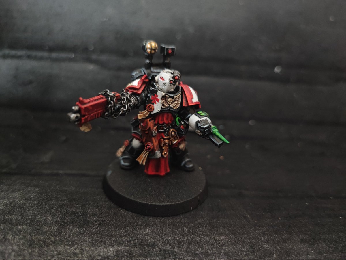 Flirpado's tweet photo. @40ktrasfondo @Senyormiaurles Lo pinte hace un par de años, conversión de apotecario primaris de los Templarios Negros https://t.co/WxzWdxWVhO