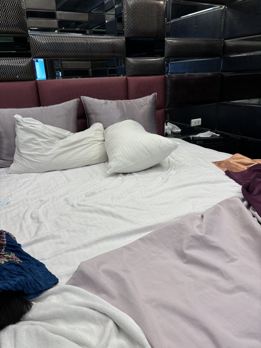 剛剛的哥哥 好粗魯🥵
但好像是也有點舒服😛
他說他好久沒約 今年第一次 我也是
而且他是上班到一半 帶著工地味道過來
聊了一陣子 終於遇到兩人可以的時間
超級man 雖然不大

#台中 #色色