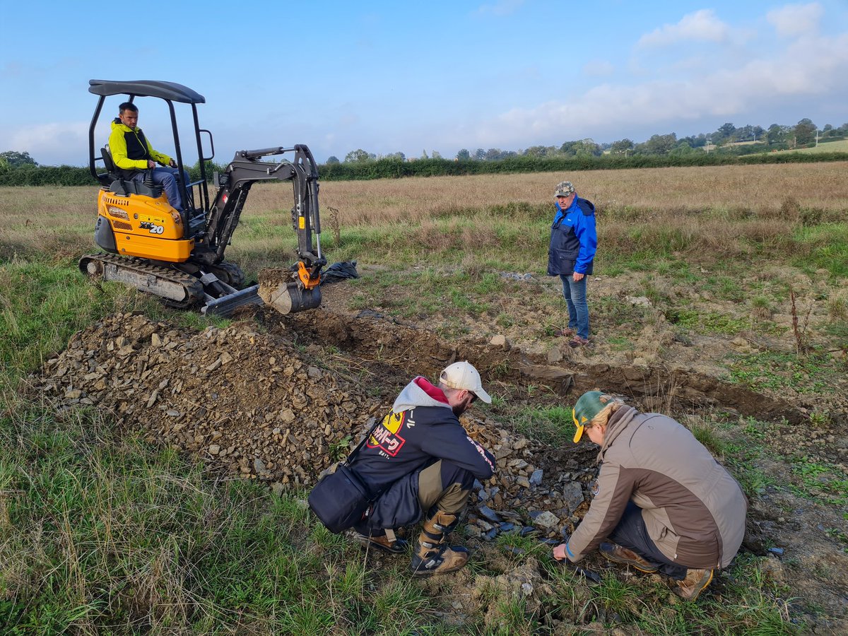 RhinopolisAssos's tweet photo. Ouverture de la campagne #Permien 2024 ! ⛏️
Le dégagement de la surface de fouille a déjà permis de retrouver nos premiers seymouriamorphes 🦎 et aeduellides 🐟 https://t.co/o22NeSrozb