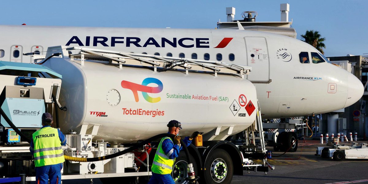 airplusnews's tweet image. 🇫🇷 TotalEnergies &amp;amp; Air France-KLM ont signé un accord portant sur la fourniture par TotalEnergies de carburant d’aviation plus durable, représentant jusqu’à 1,5 million de tonnes sur une période de 10 ans.
 
▫️Il s’agit de l’un des plus importants contrats d’achat de SAF signés…