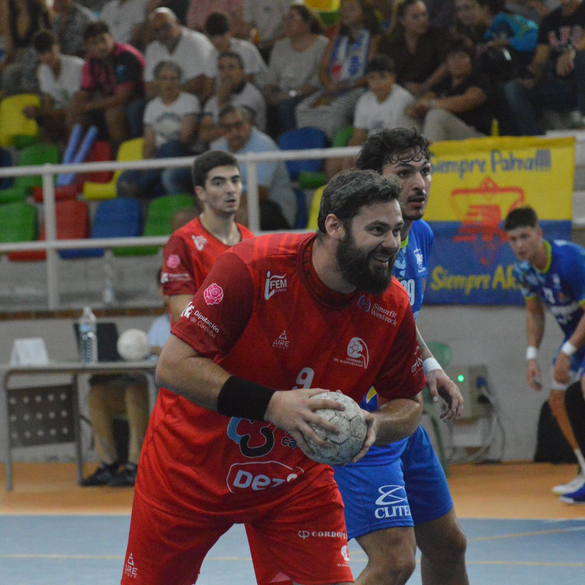 🌟 JUAN LUIS MOYANO AYALA <a href="/elazotedel9/">Juanlo Moyano</a> 
Arrancó ayer con 3⃣8⃣ años, 7⃣ goles y esta sonrisa 😃 su 2⃣1⃣ª temporada como senior

2004-10: <a href="/CordobadeBM/">Club Córdoba de Balonmano CBM</a>
2010-13: <a href="/arspalmadelrio/">Club Balonmano Ars Palma del Rio</a>
2013-14, 2015-17: <a href="/bmvillaaranda/">Club Balonmano Villa de Aranda</a>
2014-15: <a href="/bmguadalajara/">SANICENTRO BM Guadalajara</a>
2017-19: <a href="/AngelXimenezBM/">BM Cajasol Ángel Ximénez Puente Genil</a>
2019-...: <a href="/CordobadeBM/">Club Córdoba de Balonmano CBM</a>