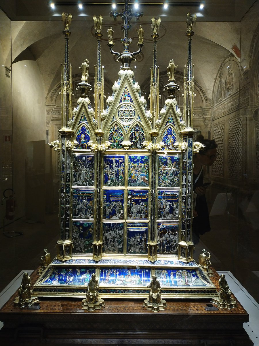 #Curiosidades 

En el año 1263 un sacerdote llamado Pedro de Praga (Bohemia) que tenía sus dudas sobre el misterio de la transustanciación del Cuerpo y de la Sangre de Cristo durante la Eucaristía, al celebrar la misa en Santa Misa en Bolsena, en la cripta de Santa Cristina, en