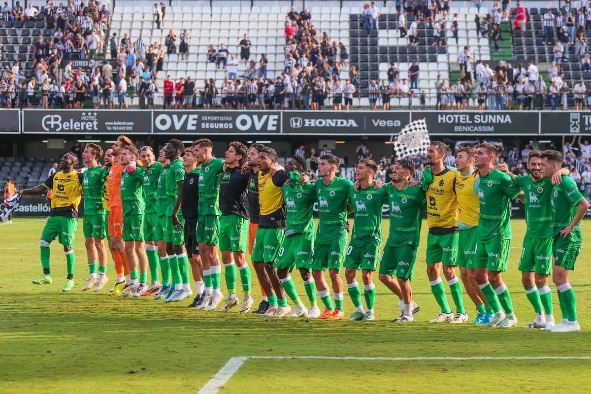 LaLiga2's tweet photo. Es lunes, pero para los aficionados del @realracingclub poco importa. 💚

¡Líderes e ilusionados! 🔝

#LALIGAHYPERMOTION https://t.co/PRBUC5C6Ms