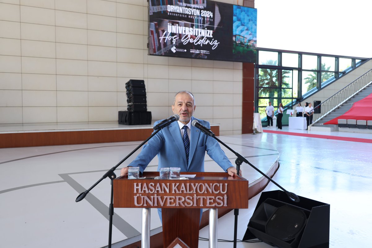 hkunv's tweet photo. ORYANTASYON’24: programımız, rektörümüz Prof. Dr. Türkay Dereli ve Öğrenci Dekanı Dr. Öğr. Üyesi Özgür Osman Demir’in konuşmaları ile başladı.

Prof. Dr. @TurkayDereli: 

“@hkunv olarak, bu anlamlı yolculuğunuzda size mihmandarlık etmekten büyük bir heyecan ve gurur duyduğumuzu bilmenizi isteriz. Aynı heyecanla, sizlerin başarısı için var gücümüzle çalışmaya ve daima yanınızda olmaya devam edeceğiz. Size inanıyor ve güveniyoruz. Dünyamızın ve ülkemizin geleceğini emanet ettiğimiz gençlerimizin de üstlendiği bu önemli sorumluluğu en iyi şekilde yerine getireceğine eminiz.”

@ozgurdp_23

#hkunv #Oryantasyon24 #HasanKalyoncuÜniversitesi #EvineHoşGeldin #ÜniversiteHayatı #ÜniversiteHayatınaGirişDersi #Üniversite