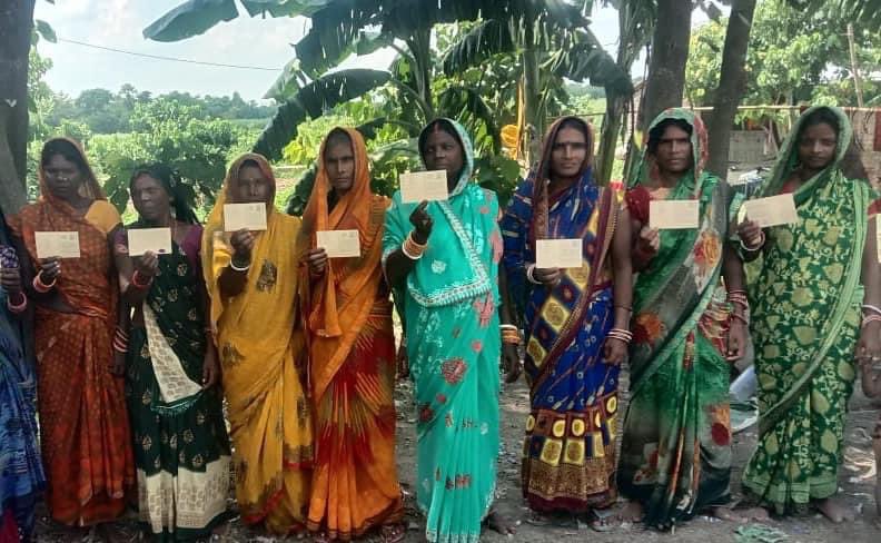 NREGA_Sangharsh's tweet photo. @JVSS_Bihar @narendramodi @MoRD_GoI @ChouhanShivraj @PBKMS_ More than 100 NREGA workers from Muzaffarpur, Bihar, u/ banner of Pravasi Mazdur Sangathan & MNREGA Watch sent postcards to @narendramodi and donated Re. 1 each demanding the resumption of NREGA in West Bengal. #SaveNREGA @MoRD_GoI @ChouhanShivraj https://t.co/T5OkPuAwo1