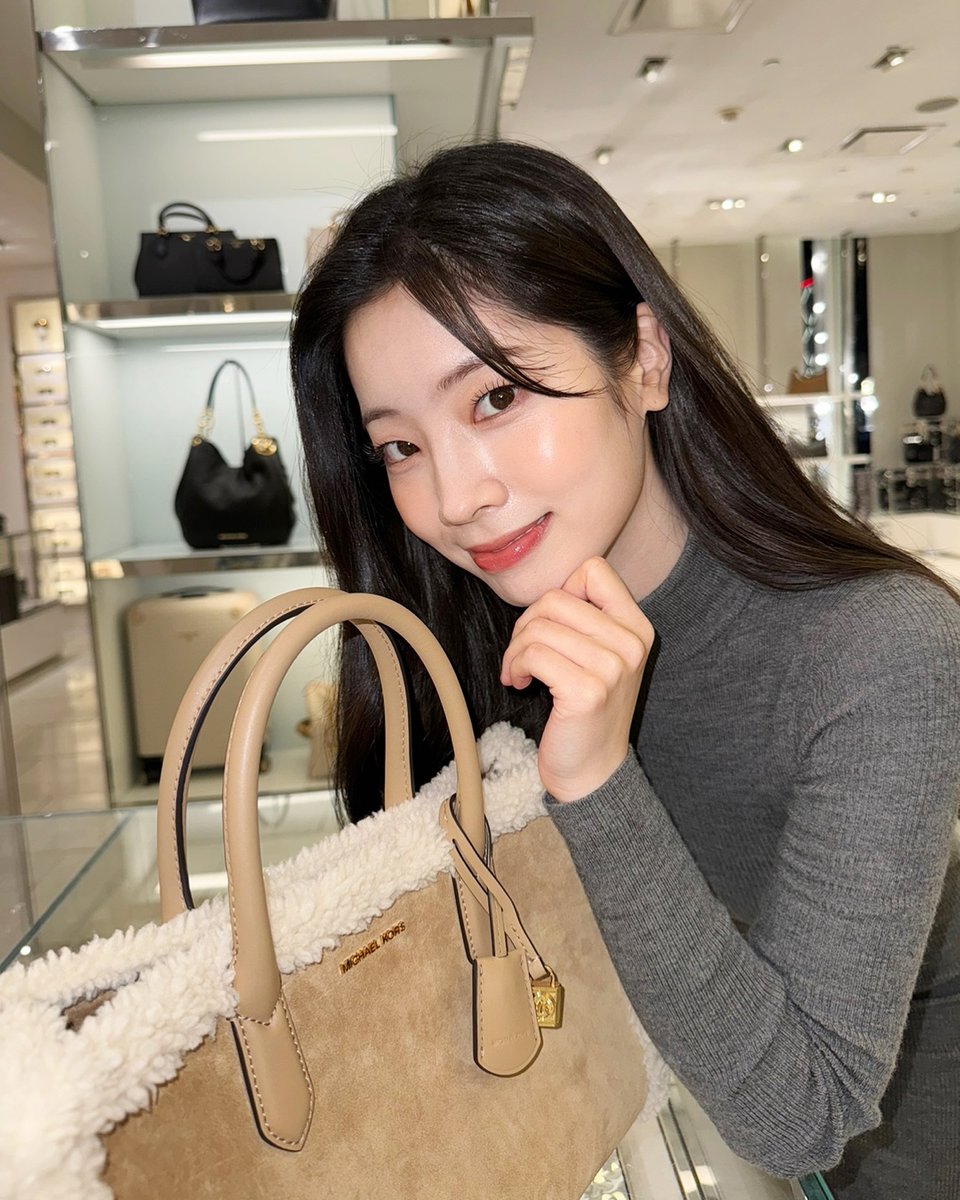 kun_once2129's tweet photo. 둡스타 
Cozying up for fall with my favorite shearling Scarlett bag by @.MichaelKors, available now exclusively in Japan🤍
#AD #HelloScarlett #michaelkors #MKpartner
#다현 #DAHYUN #트와이스 #TWICE
#미사모 #MISAMO #HAUTECOUTURE
#abouTZU #RunAway
#HOME_9ROUND
@JYPETWICE https://t.co/BPddP1FGjX