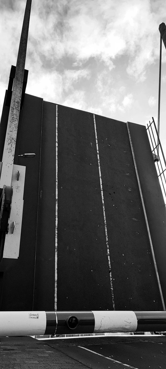 hcdejong's tweet photo. #bridge #blackandgrey #PHOTOS #photography #clouds #pictureoftheday #MondayMood #NaturePhotography #vianen #Mondaymotivaion #walking https://t.co/ZWEuQjLm6B