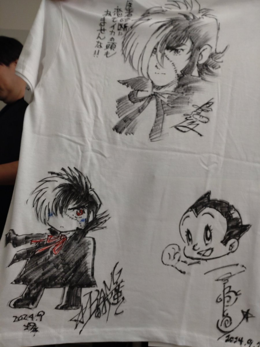 楽屋で手塚せんせいの作画進行を見守る本名手塚。今日この3名の連サイン入りBJシャツ当たった方おめでとうございます〜✨楽しかったです‼️
#ZEKKYO手塚大学