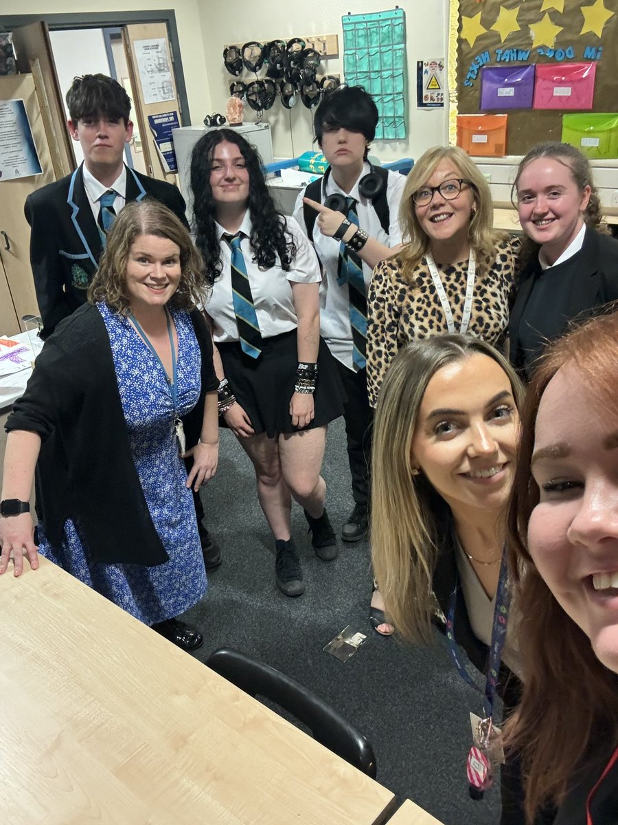 WilliamwoodHS's tweet image. A special shoutout to our wonderful Music Technology pupils that helped out at the September Showcase last week! 🎧 
Seeing your confidence and passion for the subject was inspiring! 🤩 
#WWHSMusicTech
#UNCRCRight29