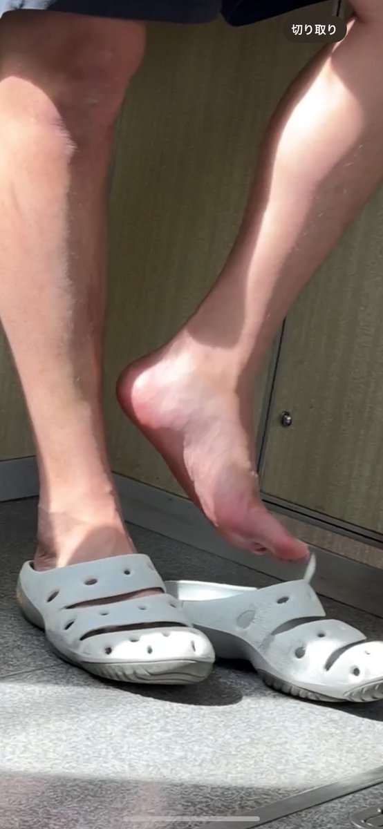 臭そうと言うか絶対臭いだろ？！
嗅ぎてー！！ずっと落ち着きなく色んな角度の足を披露して頂きました。自分の顔にも押し付けて匂い嗅がせて舐めさせて欲しかったです。いよいよこんな生足も見れなくなって来る時期ですね！！