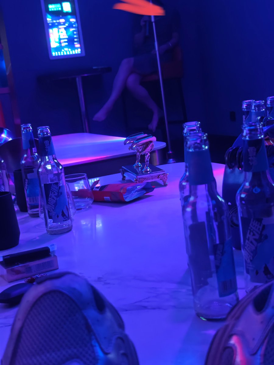 怎么把鞋子脱了🤔