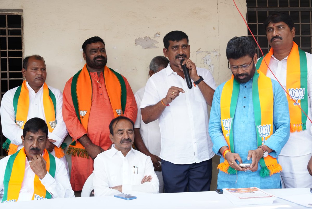 shivajilsp's tweet photo. కొంపల్లి మున్సిపాలిటీ పరిధి ఎన్సిఎల్ నార్త్ కాలనీలో జరిగిన భారతీయ జనతా పార్టీ సభ్యత్వ నమోదు కార్యక్రమంలో ముఖ్య అతిథిగా పాల్గొన్న గౌరవ మల్కాజిగిరి పార్లమెంట్ సభ్యులు శ్రీ ఈటల రాజేందర్ గారు. https://t.co/nKJR0vD3jn