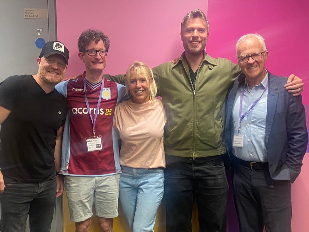 Fighting Talk (@fightingtalk316) on Twitter photo 🚨The latest podcast is out 🚨
🛎️ <a href="/rickedwards1/">Rick Edwards</a> punditry warriors are:
🏸 <a href="/GailEmms/">Gail Emms</a>
🥊 <a href="/mrjakedwood/">Jake Wood</a>
📰 <a href="/jimw1/">Jim White</a>
🎤 <a href="/jamesdowdeswell/">James Dowdeswell</a>
Listen 👇 including our FT rankings of the nations favourite GB Boxers
📱 <a href="/BBCSounds/">BBC Sounds</a> - bbc.co.uk/sounds/play/p0…
📱 podcasts.apple.com/gb/podcast/fig… 🚨The latest podcast is out 🚨
🛎️ <a href="/rickedwards1/">Rick Edwards</a> punditry warriors are:
🏸 <a href="/GailEmms/">Gail Emms</a>
🥊 <a href="/mrjakedwood/">Jake Wood</a>
📰 <a href="/jimw1/">Jim White</a>
🎤 <a href="/jamesdowdeswell/">James Dowdeswell</a>
Listen 👇 including our FT rankings of the nations favourite GB Boxers
📱 <a href="/BBCSounds/">BBC Sounds</a> - bbc.co.uk/sounds/play/p0…
📱 podcasts.apple.com/gb/podcast/fig…