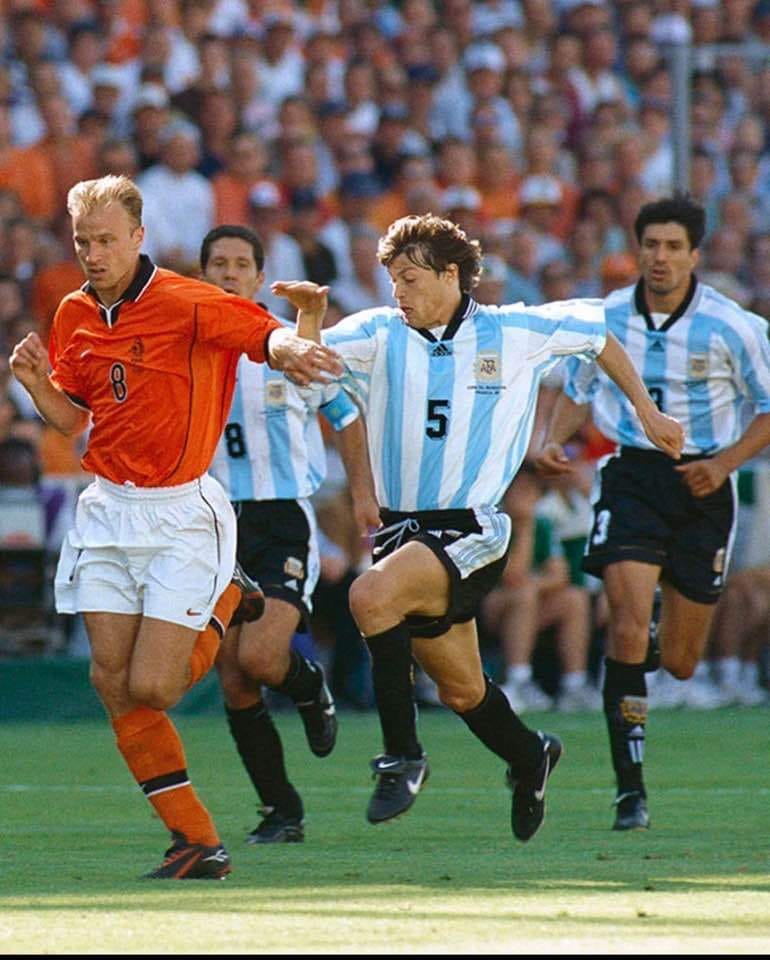 90sfootball's tweet photo. Dennis Bergkamp in action against Argentina, France '98. https://t.co/WQw4nFlYKF