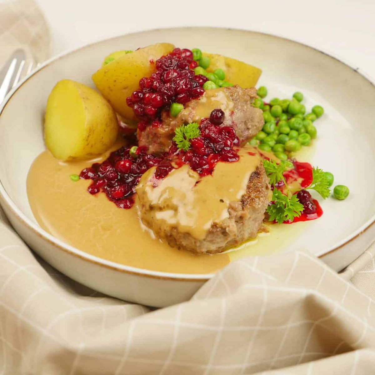 GLjuger's tweet photo. Middags tips: köttfärs biffar med kokt potatis och löksås, jag hoppar över lingon och ärtor,och satsar på en dubbelt så stor portion än den fjuttiga portionen här nedan 👇 https://t.co/xY8uOF3lqp