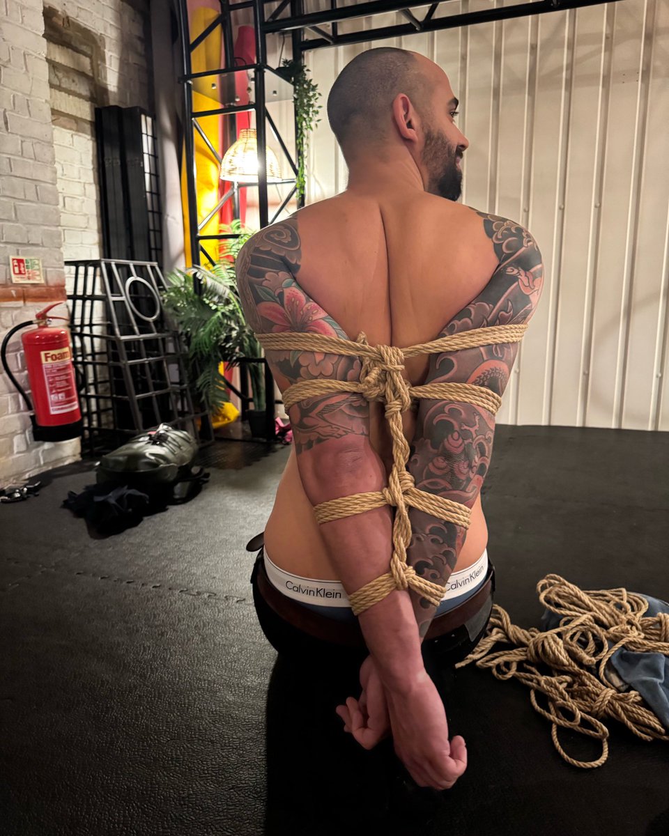 PetitePretzel's tweet photo. tieandtie_again (IG) in my ropes for “Armbinders for Everyone” workshop by @_FredHatt &amp; @Anna__Bones at @AnatomieStudio 🙏 

#Kinbaku #RopeArt #BDSM #ShibariArt #BDSMLifestyle #EroticArt #BondageArt #shibari #ropebondage #meninrope https://t.co/vp6tkUMtUX