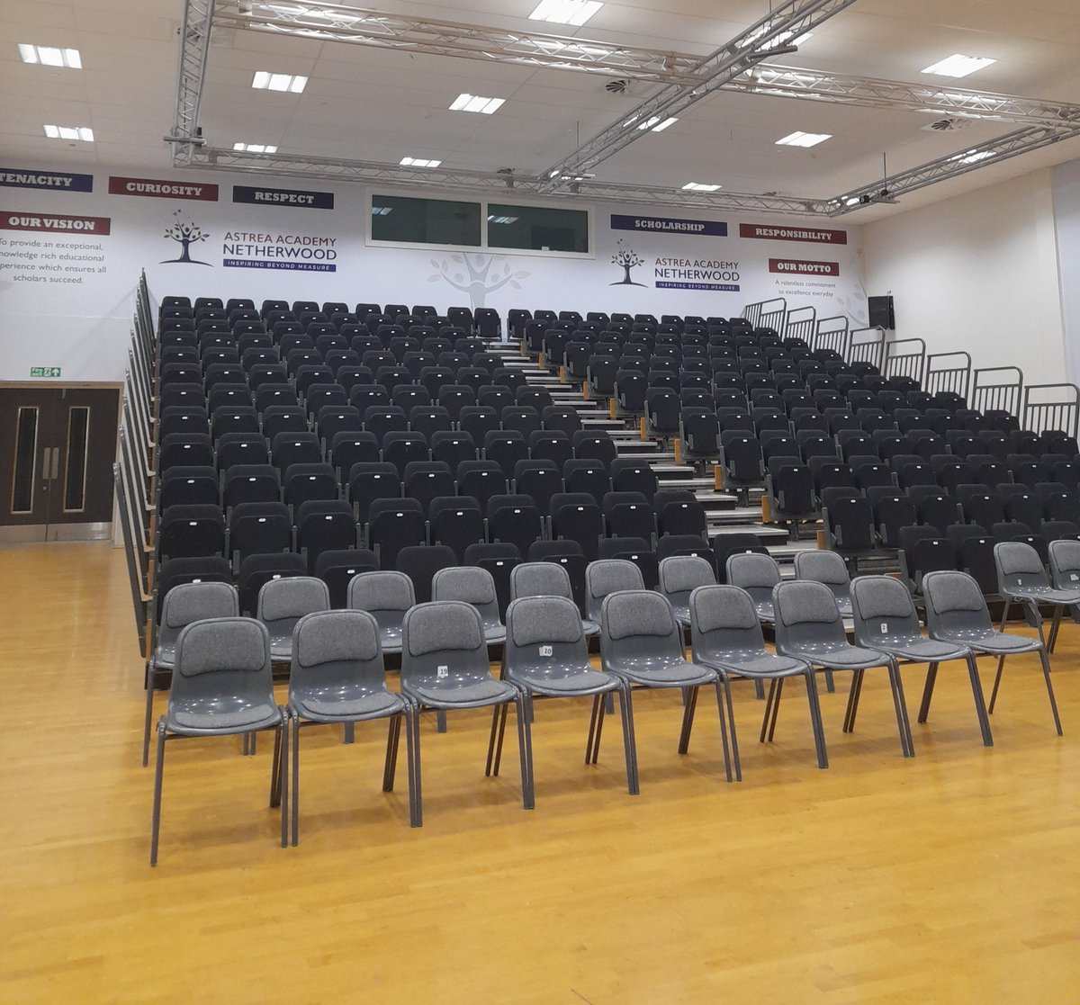 CompassBeMHST's tweet image. Compass Be joined Y7 at @Netherwood_Acad this morning for their assembly discussing peer relationships! A full year group reflecting on forming new friendships, peer pressure situations &amp;amp; finding the right suportive peer group where they can be themselves. 

#schooltransition