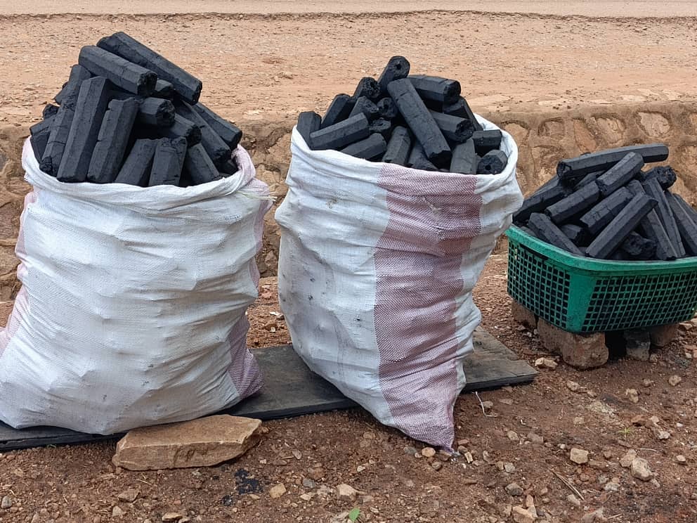 allen_namwase's tweet photo. Briquettes are manufactured by #SWEDO INNOVATIONS LIMITED.
Mariah Kizza, Founder SWEDO Innovations Limited
Briquettes sticks in flame 1&2 are sold in kg and 1 kg is made up of 4 Briquette sticks at 1000ugx with less smoke produced
#Cleancooking
#Biofire https://t.co/1DszfQLfiE