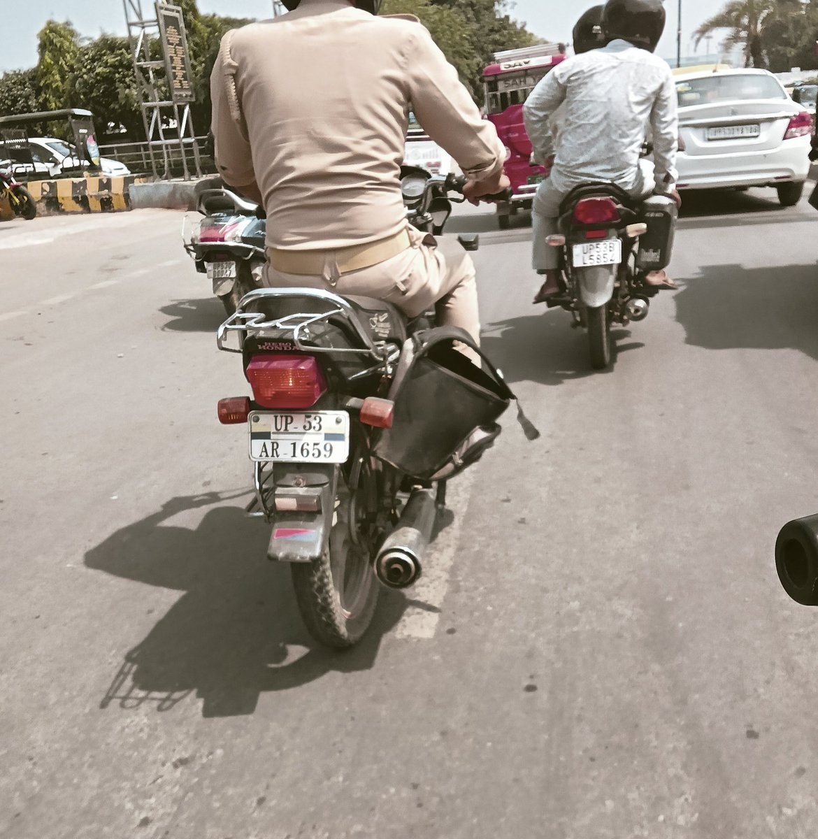 Mr_Arvind_809's tweet photo. ये हैं गोरखपुर पुलिस
इन पुलिस वालो को #high_security
प्लेट नंबर की आवश्कता नही है।
आम आदमी का इस #high_security_number_plate पर 5000 का चालान कटता है। https://t.co/lA9SM7dASY