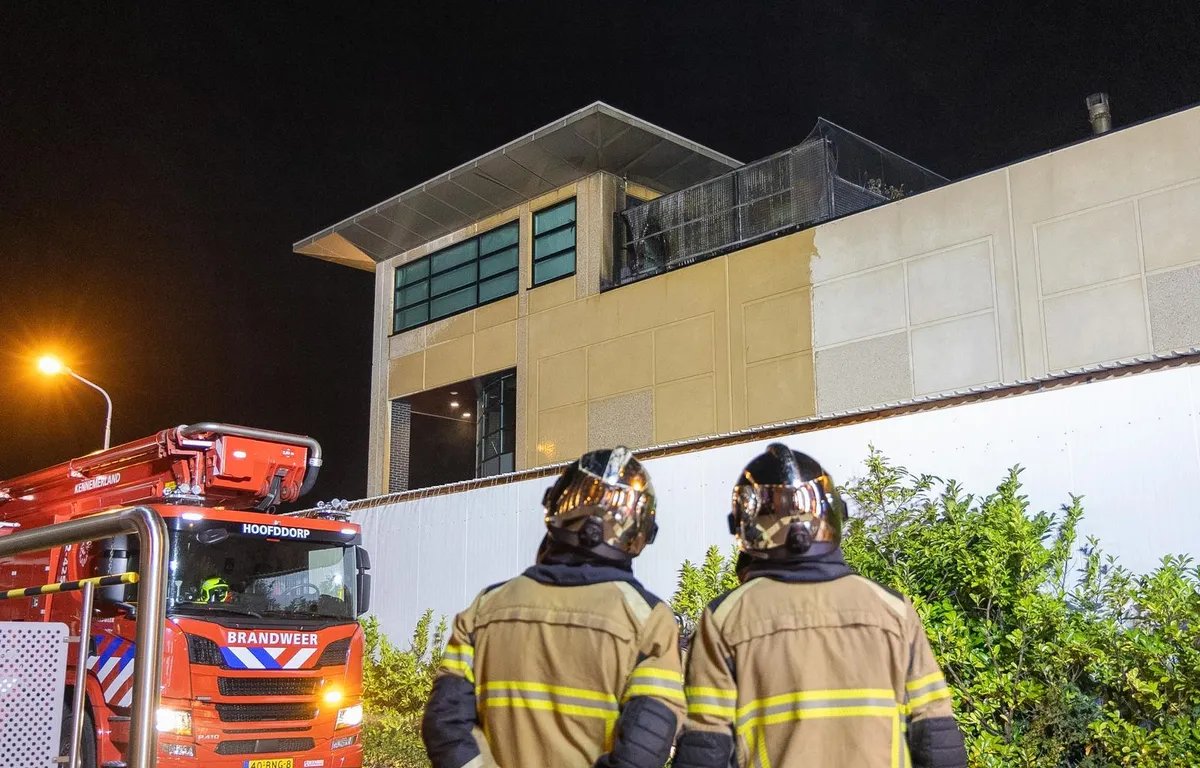 Vlammen op dakterras in Schiphol-Rijk dlvr.it/TDZ8Qr