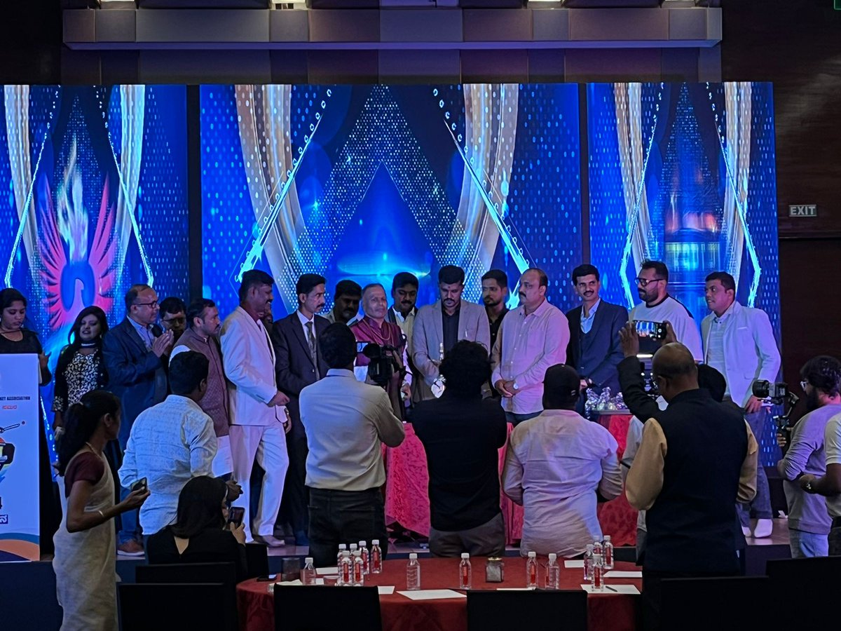 connect2chethan's tweet photo. #KSPL ಕರ್ನಾಟಕ ರಾಜ್ಯ ಸಾಫ್ಟ್ ಬಾಲ್ ಕ್ರಿಕೆಟ್ ಲೀಗ್ ನ, ಮಾಲಿಕರ ಸಭೆ ಹಾಗೂ ಲಾಂಛನಗಳ ಅನಾವರಣ ಕಾರ್ಯಕ್ರಮದಲ್ಲಿ ಶಿವಮೊಗ್ಗ ಟೈಗರ್ಸ್ ತಂಡದ ಮಾಲಿಕನಾಗಿ ಭಾಗಿಯಾಗಿ,ಕಾರ್ಯಕ್ರಮ ಉದ್ಘಾಟಿಸಿದ ಸಂದರ್ಭ 

ನಿಮ್ಮೆಲ್ಲರ  ಹಾರೈಕೆ ಇರಲಿ
#KSPL #ShivamoggaTigers https://t.co/rexgO6Is3Y