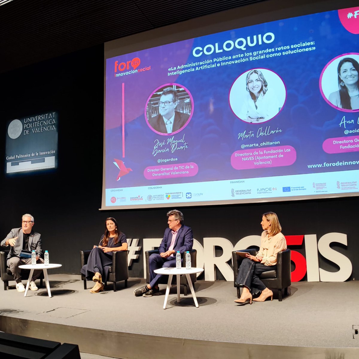 1/ ¡ARRANCA EL COLOQUIO en el #Foro5IS! «La Administración Pública ante los grandes retos Sociales: Inteligencia Artificial e Innovación Social como Soluciones». 

En el escenario, contamos con José Manuel García Duarte <a href="/jogardua/">Jose Manuel G Duarte</a>, Marta Chillarón <a href="/marta_chillaron/">Marta Chillarón</a> y Ana Cidad
