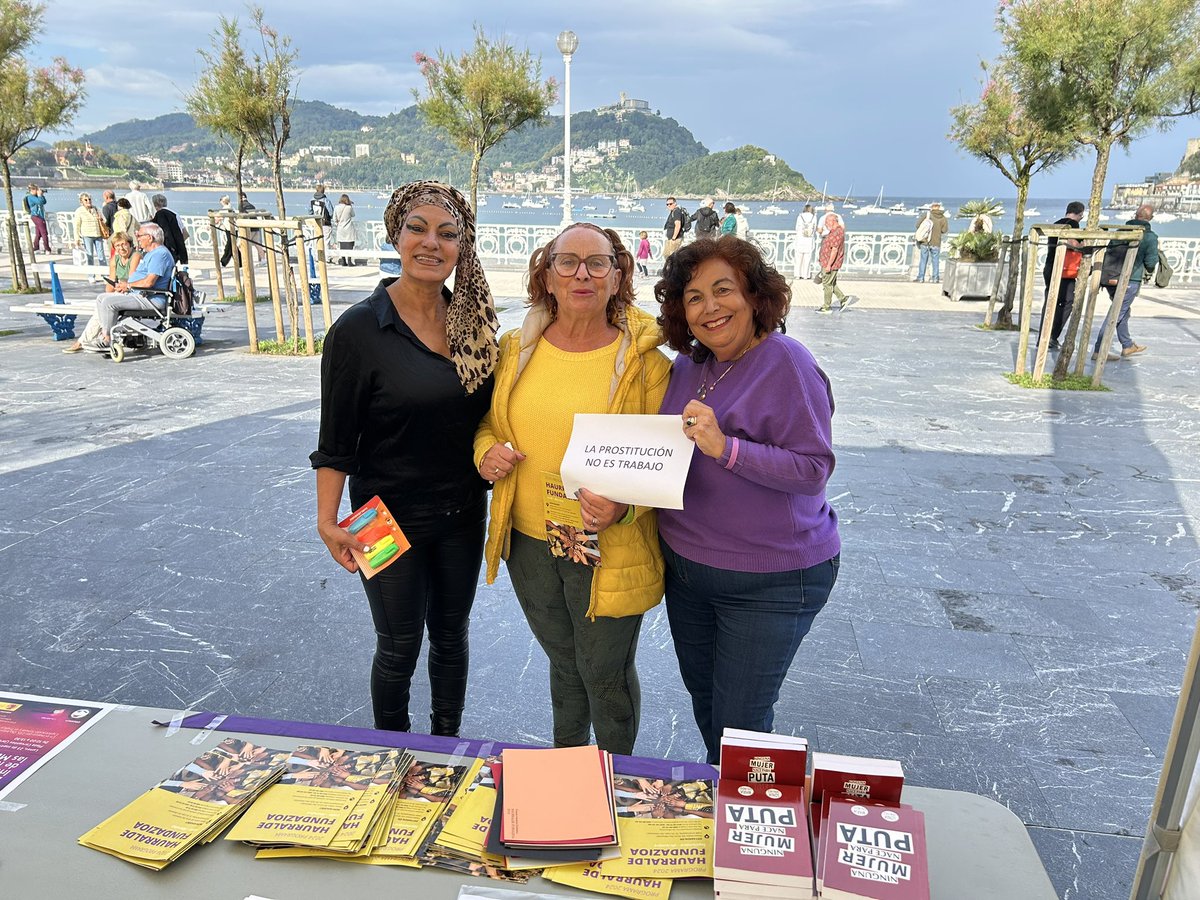 mararianr's tweet image. Buenos días compañeras iniciamos la actividad ya en la plaza Cervantes
Donosti, San Sebastián
#Mari Lanzarote #Ahurralde
#COMPI
COMPI