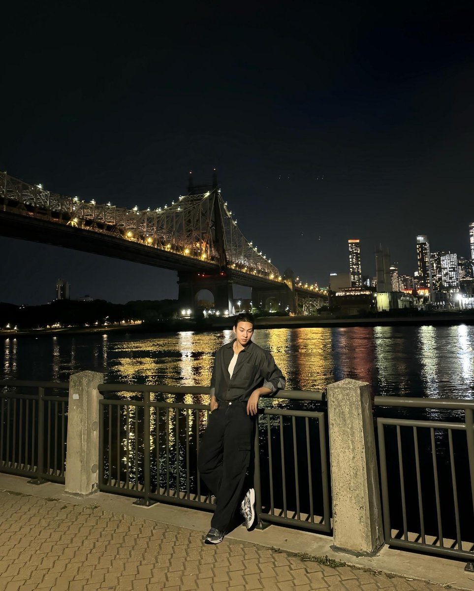 Frameon_Inter_'s tweet photo. Lost in the beauty of the city lights and shimmering water below ✨

#frame_ritchanon #frame #mistertourismthailand2024 #nyfw2024 #NewYork https://t.co/eJp0YuXuZo