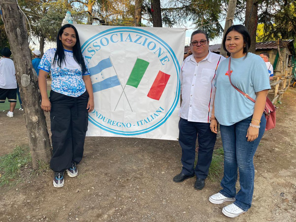 ernesto_pumpo's tweet photo. El Embajador Ernesto Pumpo acompañó a la comunidad hondureña a la celebración que organizó la Asociación Italo Hondureña en la ciudad de Roma por la conmemoración de los 203 años de Independencia de nuestra Patria.
@XiomaraCastroZ @HectorZelaya 
@EnriqueReinaHN @tonygarciac https://t.co/57SEQbApXy