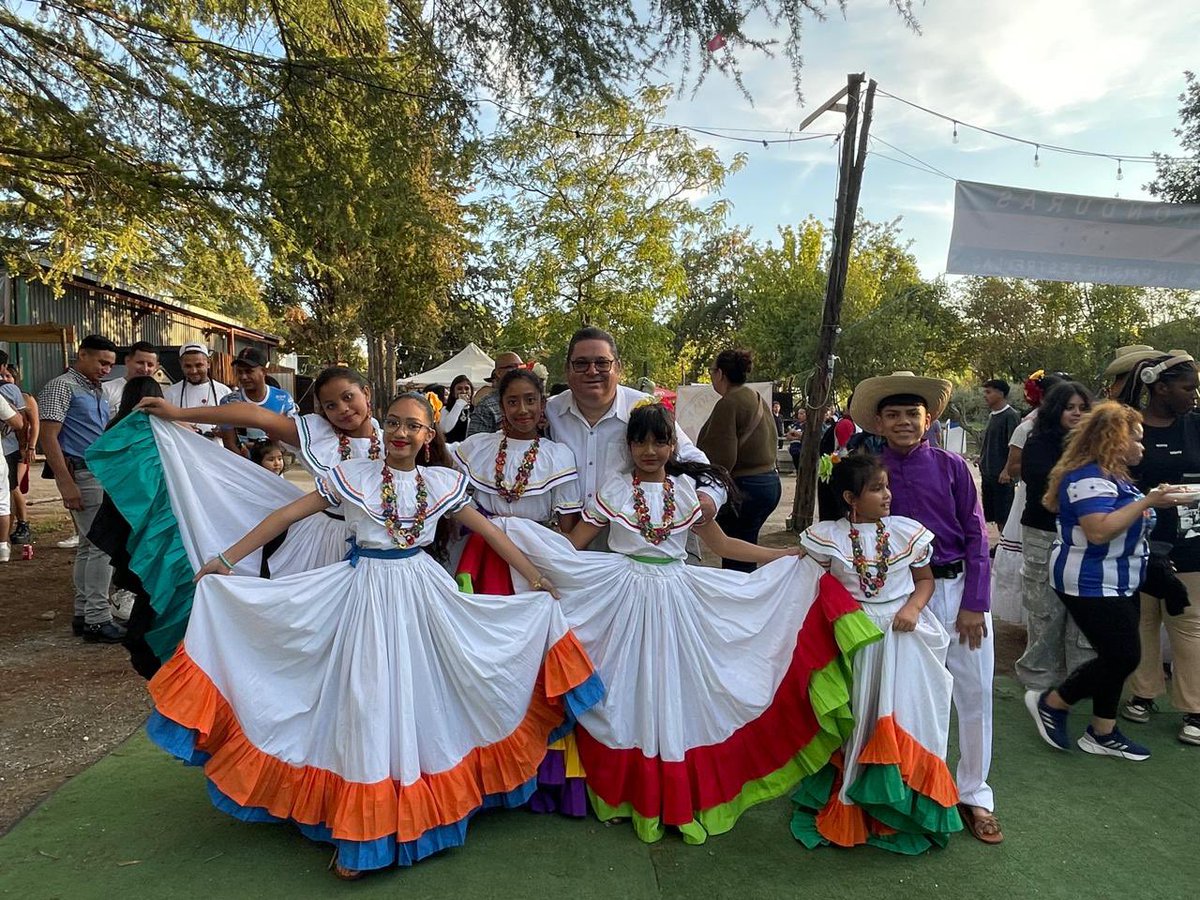 El Embajador Ernesto Pumpo acompañó a la comunidad hondureña a la celebración que organizó la Asociación Italo Hondureña en la ciudad de Roma por la conmemoración de los 203 años de Independencia de nuestra Patria.
<a href="/XiomaraCastroZ/">Xiomara Castro de Zelaya</a> <a href="/HectorZelaya/">Hector Manuel Zelaya Castro</a> 
<a href="/EnriqueReinaHN/">Enrique Reina</a> <a href="/tonygarciac/">Tony Garcia C</a>
