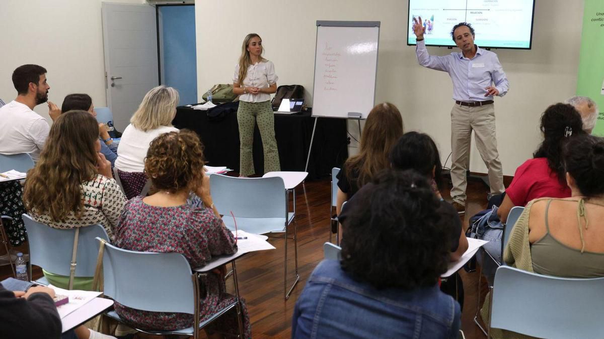 Gran fin de semana en el FORO de Educación en VIGO junto a @aprendiendoconsira Gracias a <a href="/Farodevigo/">Faro de Vigo</a>  y <a href="/FaroEduca/">FaroEduca</a> por su invitación y por su apoyo sin condiciones a la EDUCACIÓN. Todo lo trabajado y mucho más lo tenéis en el libro "La Senda de La Mediación" de <a href="/narceaediciones/">Narcea Ediciones</a>