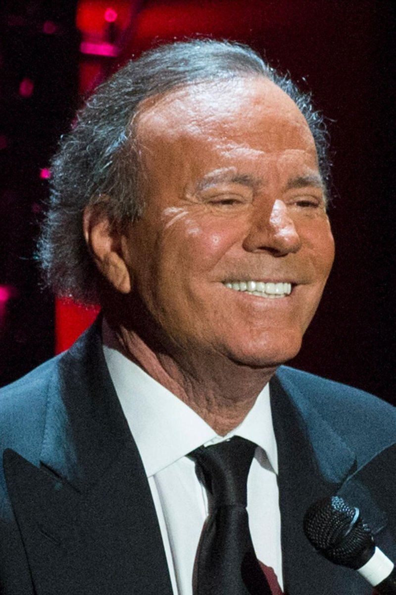 Hoy cumple 81 años el más  grande, el puto amo. Dios. Nadie como él ha defendido el zapato sin calcetines con tanta dignidad, ni ha lucido el moreno “dorado al huevo” de galleta Marbú en cara. Julio Iglesias es España. Larga vida a Julio Iglesias.