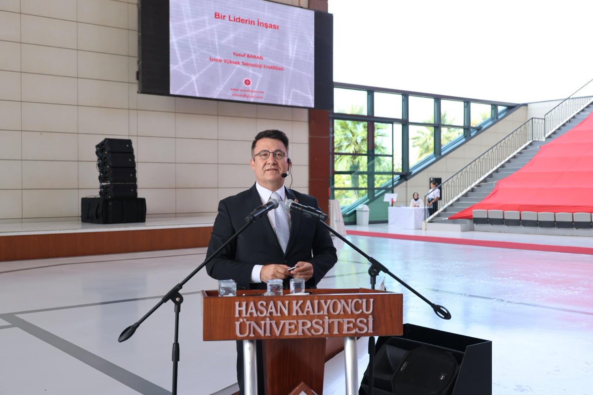 hkunv's tweet photo. 📌ORYANTASYON’24’te; İzmir Yüksek Teknoloji Enstitüsü (İYTE) Rektörü Prof. Dr. Yusuf Baran; HKÜ’de liderlik yolculuğuna çıkan yeni öğrencilerimize, “Bir Liderin İnşası” konulu ilham dolu bir seminer verdi!💪📚

Değerli bilgileri ve katılımı için teşekkür ederiz. 🤩

@ProfYusufBaran

#hkunv #Oryantasyon24 #HasanKalyoncuÜniversitesi #EvineHoşGeldin #ÜniversiteHayatı #ÜniversiteHayatınaGirişDersi #Üniversite #İzmirYüksekTeknolojiEnstitüsü #YusufBaran #Seminer #BirLiderinİnşası
